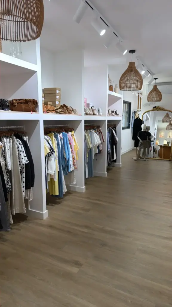 L'allée centrale de la boutique Atelier Mère & Fille au Houlme