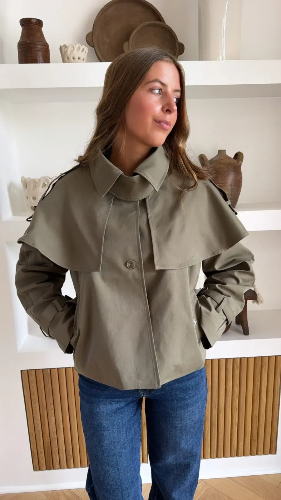 Veste trench kaki à empiècement portée sur un jean