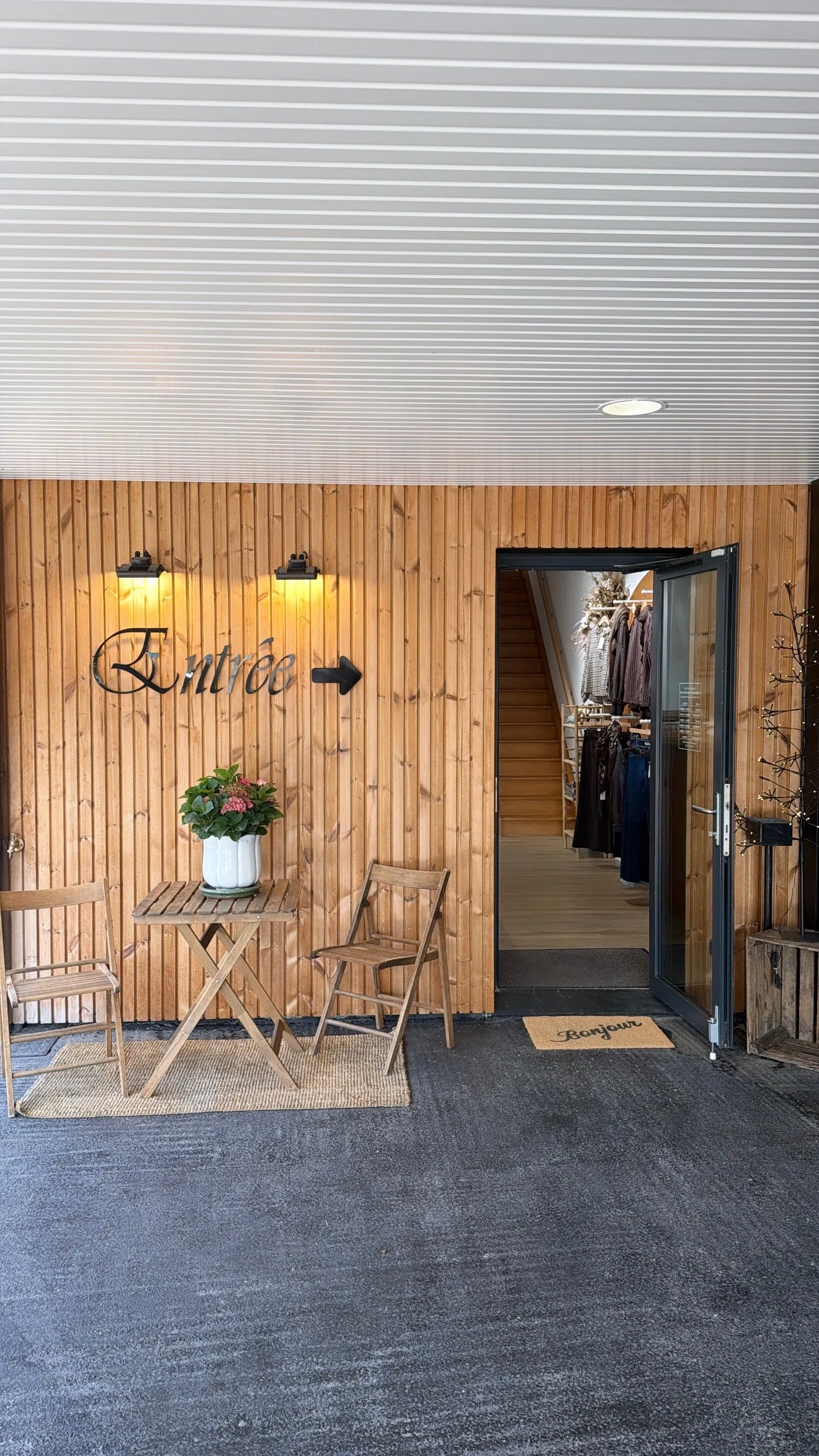L'entrée de la boutique Atelier Mère & Fille au Houlme, porte ouverte sur le rayon